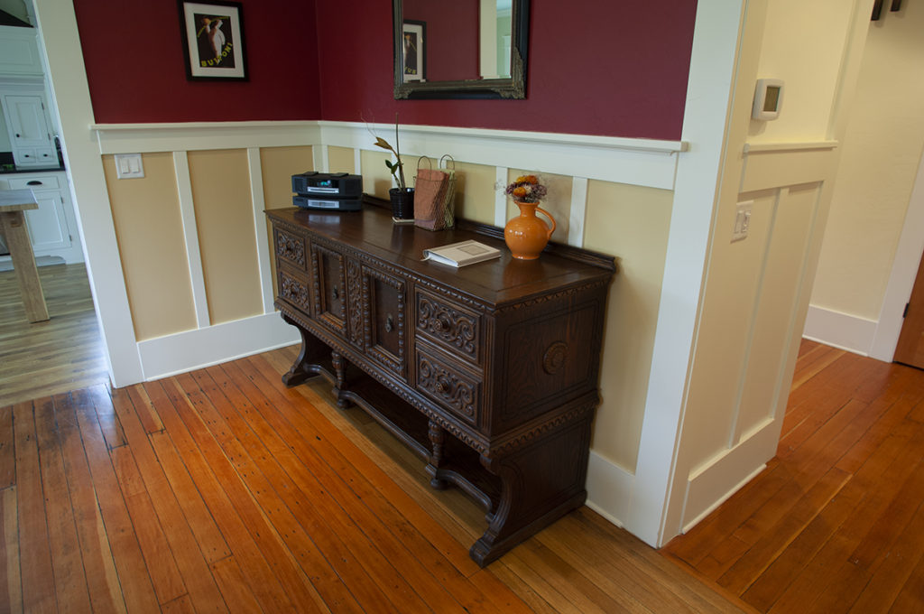 Wainscot colors can be a challenge to choose. Paint Doctor's painting can help. Listed here among the top 5 painters in the Mid-Valley area, Albany homeowners trust the Paint Doctor.